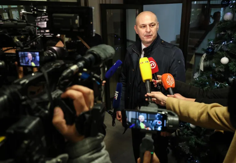 Kandidat za predsjednika Republike Hrvatske Mislav Kolaku&scaron;ic glasovao je na izborima za predsjednika Republike Hrvatske u prostorijama MUP-a RH Ravnateljstva civilne za&scaron;tite. Izjavio je kako će provesti dan kod kuće u krugu obitelji jer je ipak 'ovo stresan dan'