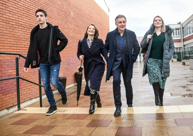 Kandidat za predsjednika Republike Hrvatske Miroslav &Scaron;koro glasovao je na izborima za predsjednika Republike Hrvatske u Osnovnoj &scaron;koli Gračani.