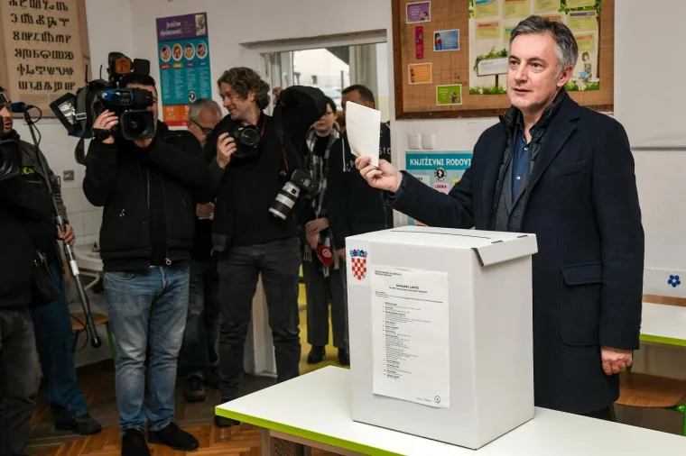 Kandidat za predsjednika Republike Hrvatske Miroslav &Scaron;koro glasovao je na izborima za predsjednika Republike Hrvatske u Osnovnoj &scaron;koli Gračani