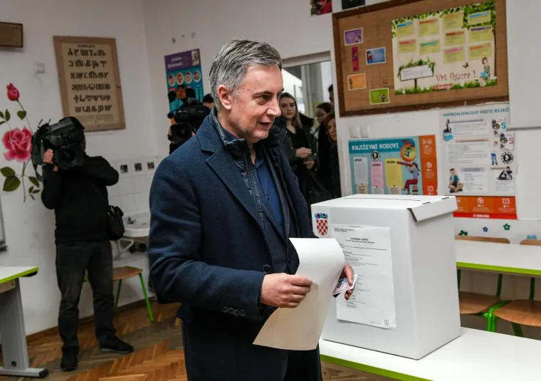 Kandidat za predsjednika Republike Hrvatske Miroslav &Scaron;koro glasovao je na izborima za predsjednika Republike Hrvatske u Osnovnoj &scaron;koli Gračani