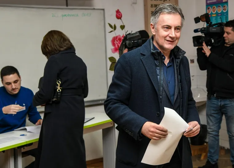 Kandidat za predsjednika Republike Hrvatske Miroslav &Scaron;koro glasovao je na izborima za predsjednika Republike Hrvatske u Osnovnoj &scaron;koli Gračani