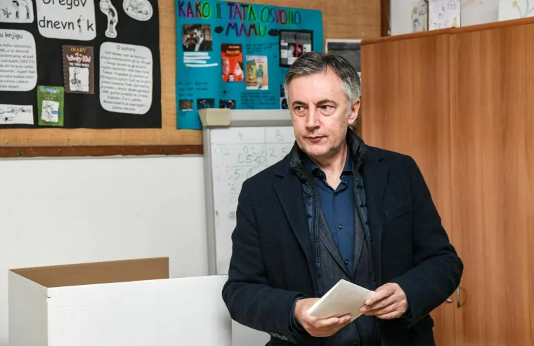 Kandidat za predsjednika Republike Hrvatske Miroslav &Scaron;koro glasovao je na izborima za predsjednika Republike Hrvatske u Osnovnoj &scaron;koli Gračani