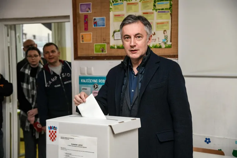 Kandidat za predsjednika Republike Hrvatske Miroslav &Scaron;koro glasovao je na izborima za predsjednika Republike Hrvatske u Osnovnoj &scaron;koli Gračani