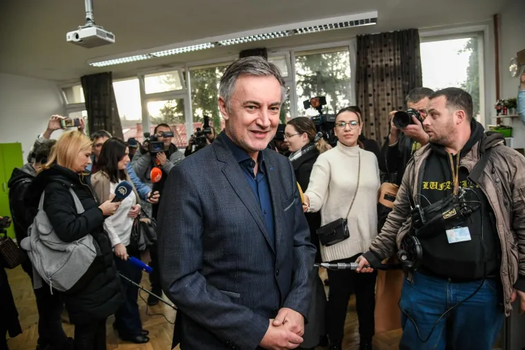 Kandidat za predsjednika Republike Hrvatske Miroslav &Scaron;koro glasovao je na izborima za predsjednika Republike Hrvatske u Osnovnoj &scaron;koli Gračani