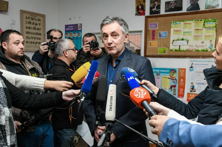 Kandidat za predsjednika Republike Hrvatske Miroslav &Scaron;koro glasovao je na izborima za predsjednika Republike Hrvatske u Osnovnoj &scaron;koli Gračani