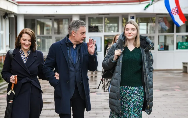 Kandidat za predsjednika Republike Hrvatske Miroslav &Scaron;koro glasovao je na izborima za predsjednika Republike Hrvatske u Osnovnoj &scaron;koli Gračani.