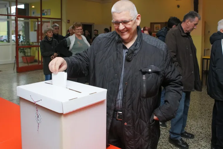 Kandidat za predsjednika Republike Hrvatske, Ante Đapić glasovao je na izborima za predsjednika Republike Hrvatske u OŠ Vladimira Bečića u Osijeku