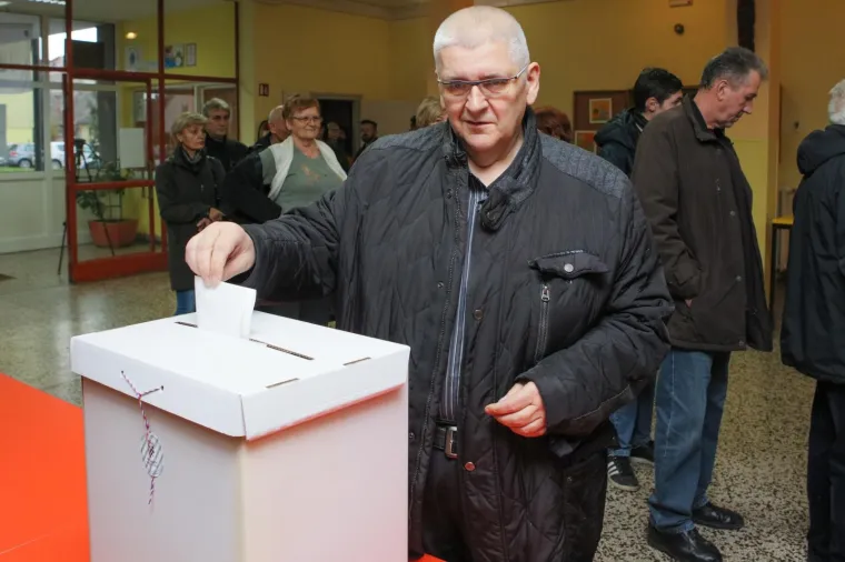 Kandidat za predsjednika Republike Hrvatske, Ante Đapić glasovao je na izborima za predsjednika Republike Hrvatske u OŠ Vladimira Bečića u Osijeku
