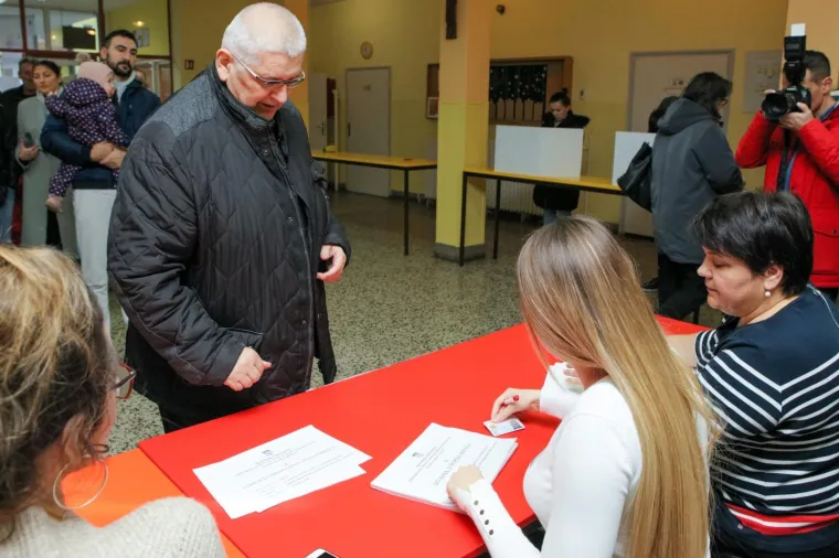 Kandidat za predsjednika Republike Hrvatske, Ante Đapić glasovao je na izborima za predsjednika Republike Hrvatske u OŠ Vladimira Bečića u Osijeku