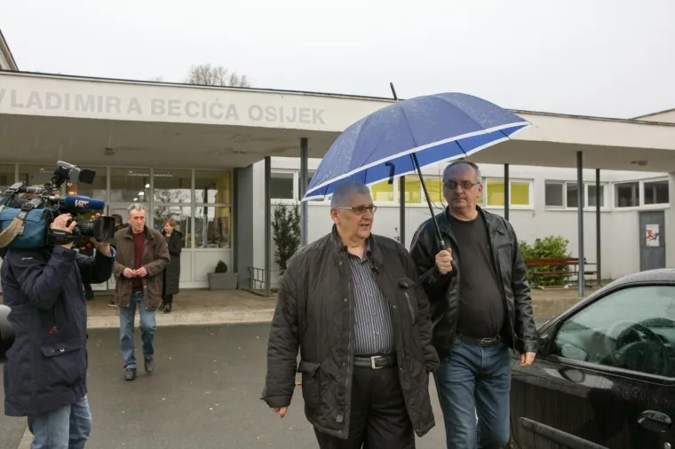 Kandidat za predsjednika Republike Hrvatske, Ante Đapić glasovao je na izborima za predsjednika Republike Hrvatske u OŠ Vladimira Bečića u Osijeku