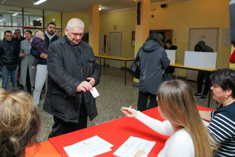 Kandidat za predsjednika Republike Hrvatske, Ante Đapić glasovao je na izborima za predsjednika Republike Hrvatske u OŠ Vladimira Bečića u Osijeku