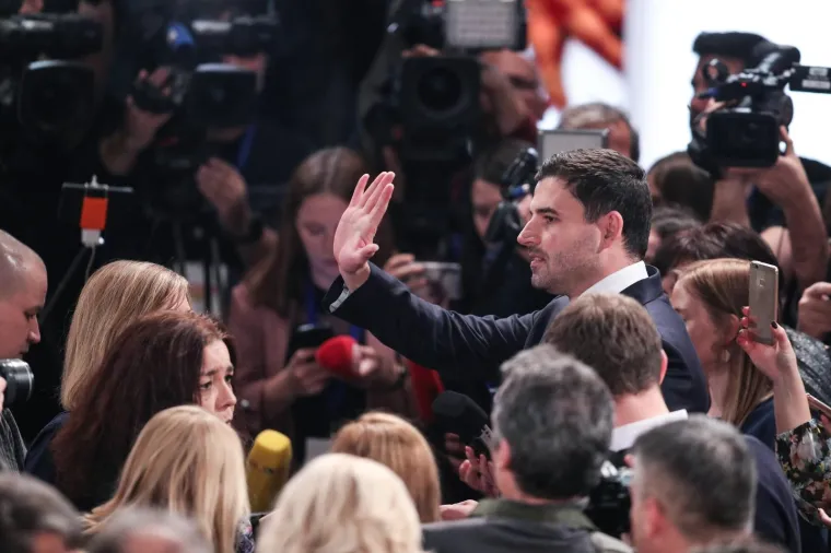 Odlično raspoloženje u Tvornici: Pogledajte tko je sve do&scaron;ao podržati Milanovića