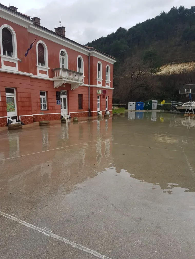 Poplavljena riva u Novigradu kraj Zadra. Birači cijelo jutro nisu mogli izaći na jedino biračko mjesto u zgradi Općine Novigrad jer je ta zgrada na rivi