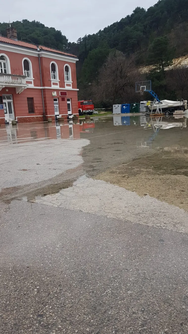 Poplavljena riva u Novigradu kraj Zadra. Birači cijelo jutro nisu mogli izaći na jedino biračko mjesto u zgradi Općine Novigrad jer je ta zgrada na rivi