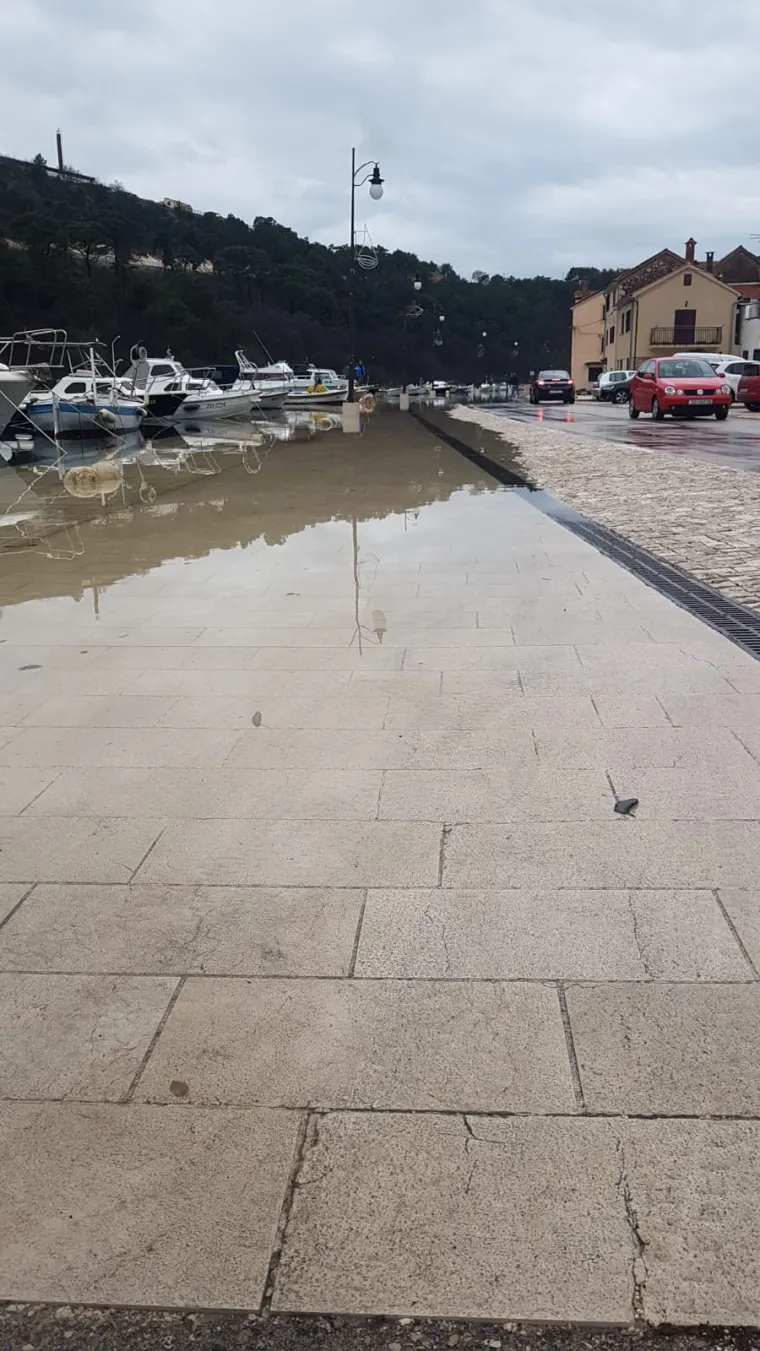 Poplavljena riva u Novigradu kraj Zadra. Birači cijelo jutro nisu mogli izaći na jedino biračko mjesto u zgradi Općine Novigrad jer je ta zgrada na rivi