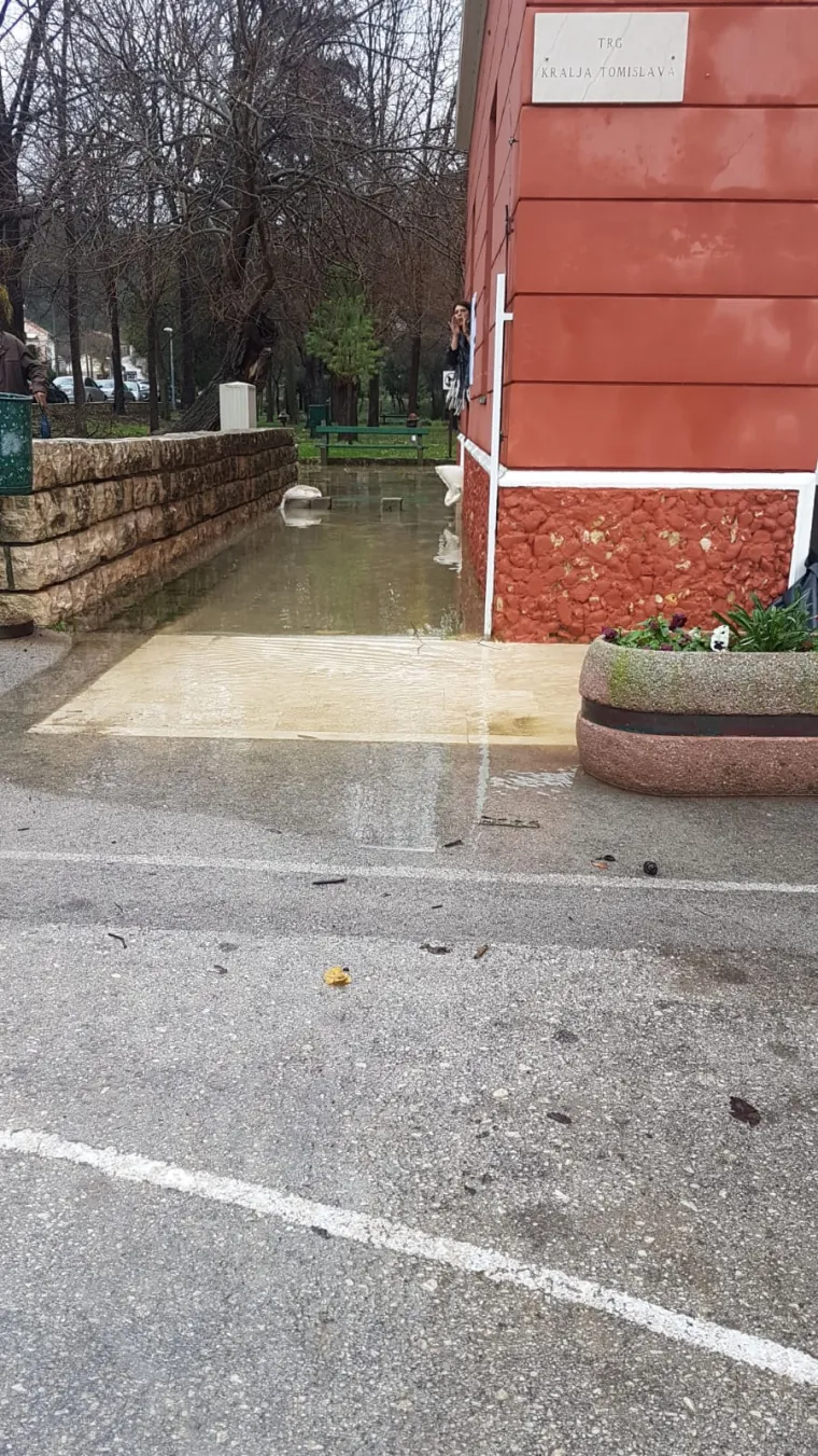 Poplavljena riva u Novigradu kraj Zadra. Birači cijelo jutro nisu mogli izaći na jedino biračko mjesto u zgradi Općine Novigrad jer je ta zgrada na rivi