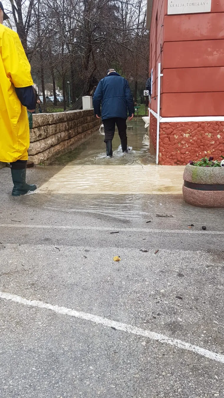Poplavljena riva u Novigradu kraj Zadra. Birači cijelo jutro nisu mogli izaći na jedino biračko mjesto u zgradi Općine Novigrad jer je ta zgrada na rivi
