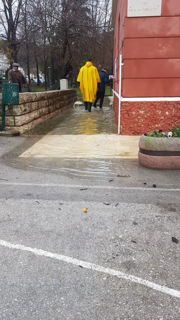 Poplavljena riva u Novigradu kraj Zadra. Birači cijelo jutro nisu mogli izaći na jedino biračko mjesto u zgradi Općine Novigrad jer je ta zgrada na rivi