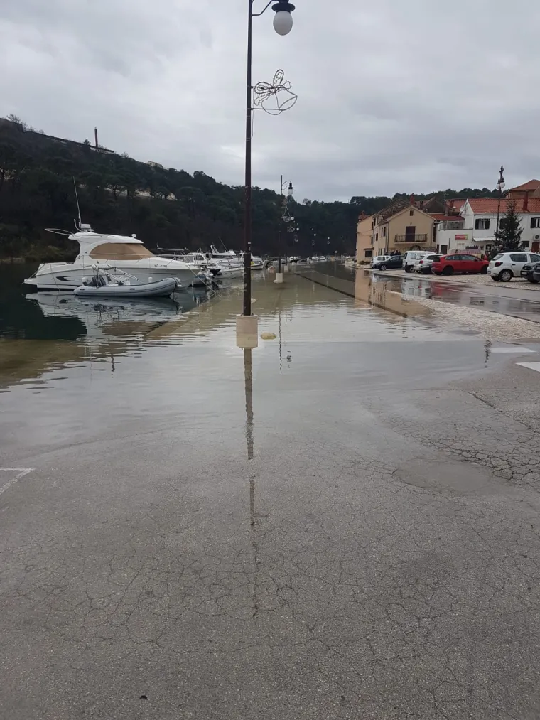 Poplavljena riva u Novigradu kraj Zadra. Birači cijelo jutro nisu mogli izaći na jedino biračko mjesto u zgradi Općine Novigrad jer je ta zgrada na rivi