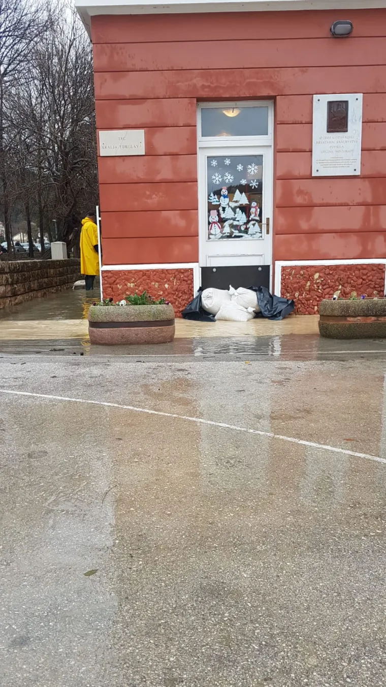 Poplavljena riva u Novigradu kraj Zadra. Birači cijelo jutro nisu mogli izaći na jedino biračko mjesto u zgradi Općine Novigrad jer je ta zgrada na rivi