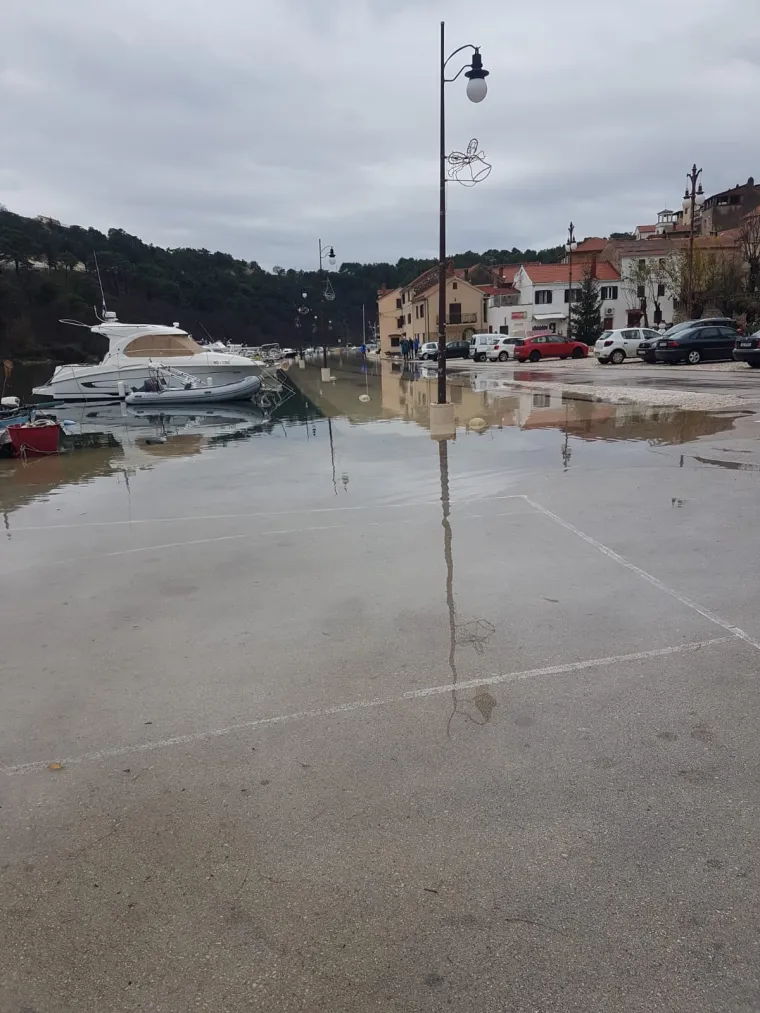 Poplavljena riva u Novigradu kraj Zadra. Birači cijelo jutro nisu mogli izaći na jedino biračko mjesto u zgradi Općine Novigrad jer je ta zgrada na rivi
