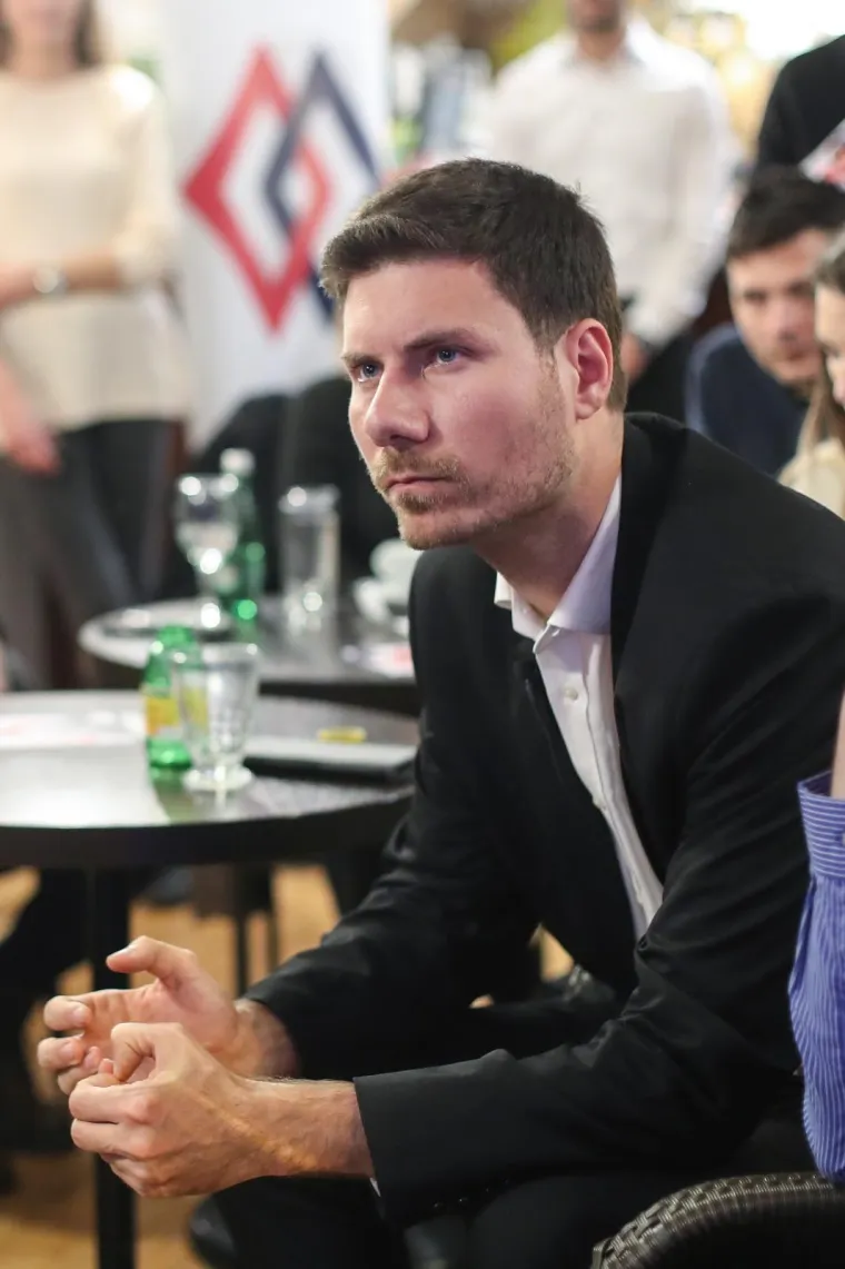 Izborni stožer Ivana Pernara: Bez razgovora s medijima