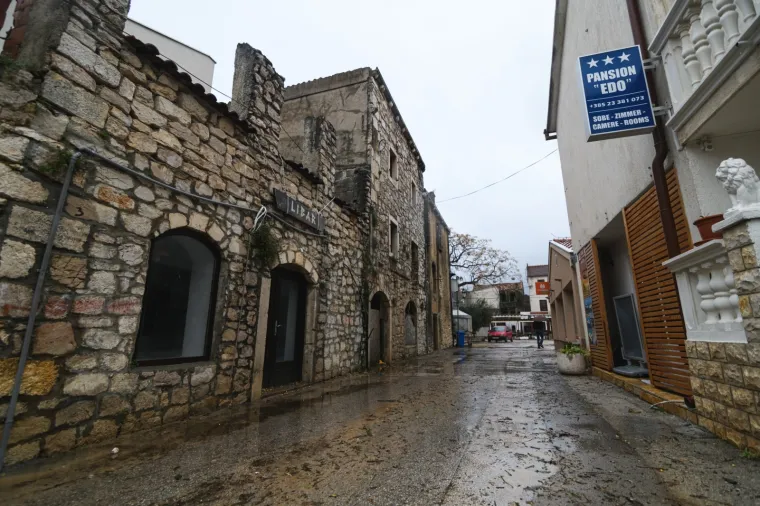 Tuča poharala Pako&scaron;tane, ulice su posve poplavljene, u Zadru su očite posljedice nevremena