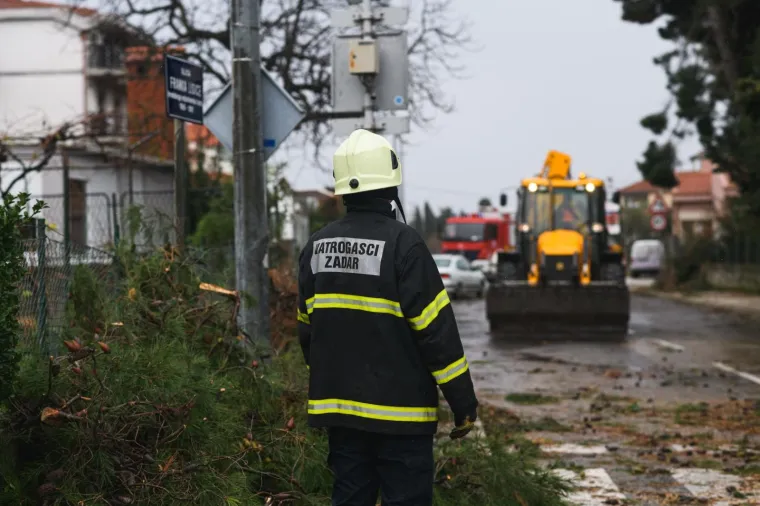 Tuča poharala Pako&scaron;tane, ulice su posve poplavljene, u Zadru su očite posljedice nevremena