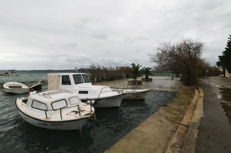 Tuča poharala Pako&scaron;tane, ulice su posve poplavljene, u Zadru su očite posljedice nevremena