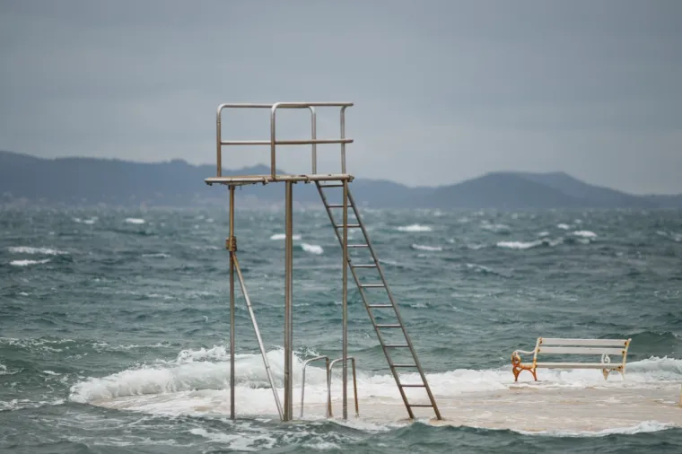 Tuča poharala Pako&scaron;tane, ulice su posve poplavljene, u Zadru su očite posljedice nevremena