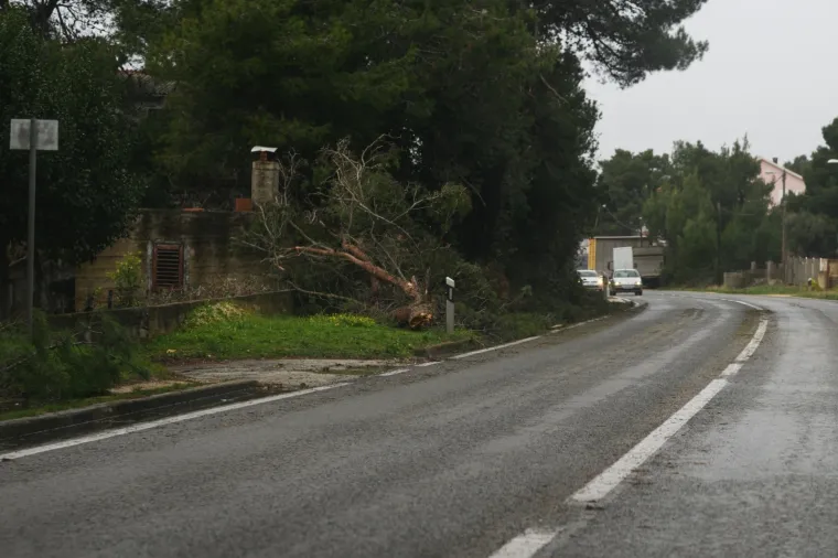Tuča poharala Pako&scaron;tane, ulice su posve poplavljene, u Zadru su očite posljedice nevremena