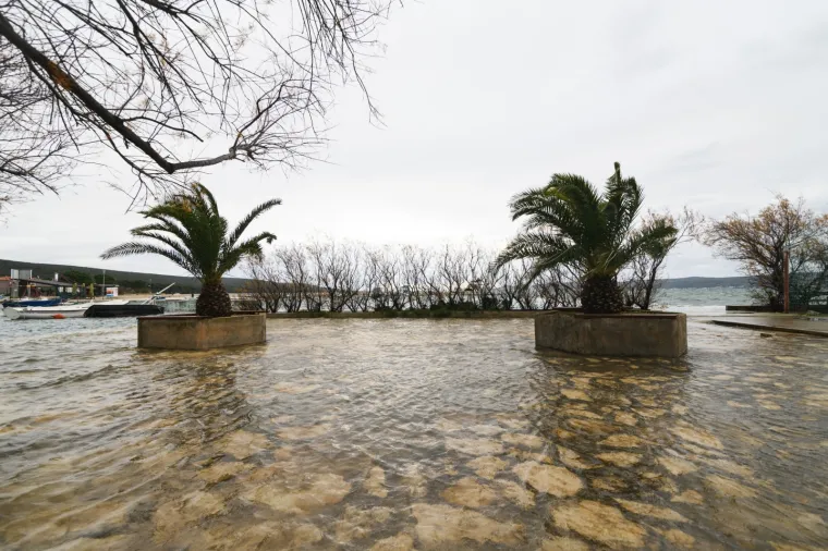 Tuča poharala Pako&scaron;tane, ulice su posve poplavljene, u Zadru su očite posljedice nevremena