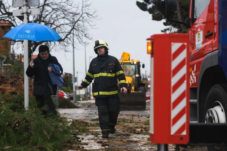 Tuča poharala Pako&scaron;tane, ulice su posve poplavljene, u Zadru su očite posljedice nevremena