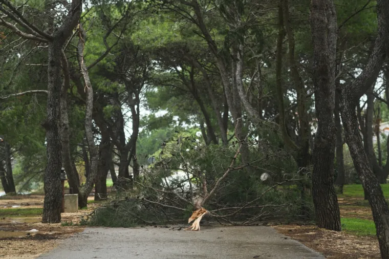 Tuča poharala Pako&scaron;tane, ulice su posve poplavljene, u Zadru su očite posljedice nevremena