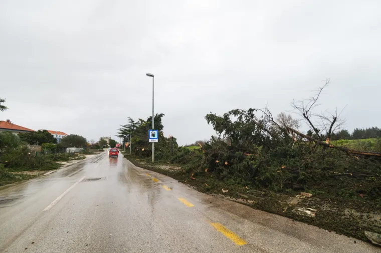 Tuča poharala Pako&scaron;tane, ulice su posve poplavljene, u Zadru su očite posljedice nevremena