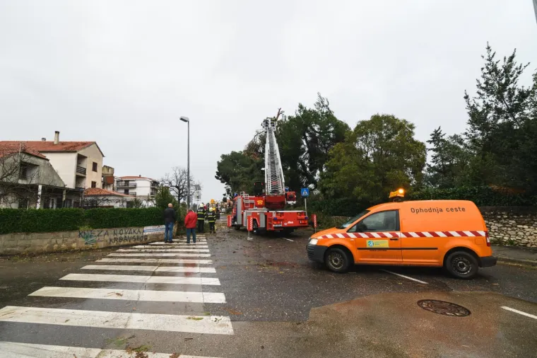 Tuča poharala Pako&scaron;tane, ulice su posve poplavljene, u Zadru su očite posljedice nevremena
