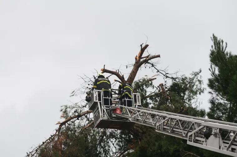 Tuča poharala Pako&scaron;tane, ulice su posve poplavljene, u Zadru su očite posljedice nevremena