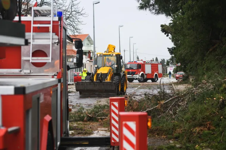 Tuča poharala Pako&scaron;tane, ulice su posve poplavljene, u Zadru su očite posljedice nevremena