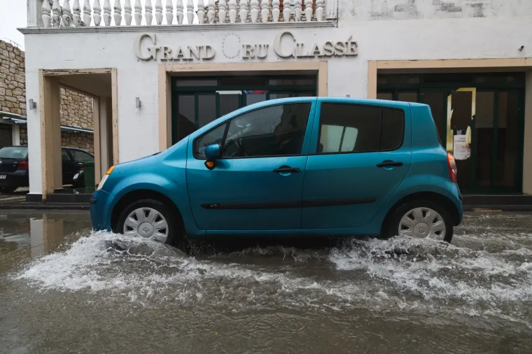 Tuča poharala Pako&scaron;tane, ulice su posve poplavljene, u Zadru su očite posljedice nevremena