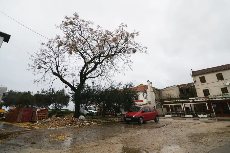 Tuča poharala Pako&scaron;tane, ulice su posve poplavljene, u Zadru su očite posljedice nevremena