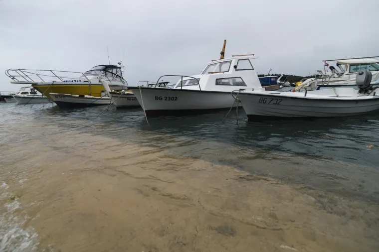 Tuča poharala Pako&scaron;tane, ulice su posve poplavljene, u Zadru su očite posljedice nevremena