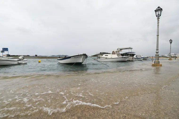 Tuča poharala Pako&scaron;tane, ulice su posve poplavljene, u Zadru su očite posljedice nevremena