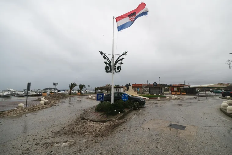 Tuča poharala Pako&scaron;tane, ulice su posve poplavljene, u Zadru su očite posljedice nevremena