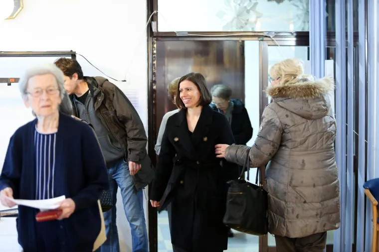 Kandidatkinja za predsjednicu Republike Hrvatske, Katarina Peović, glasovala je na izborima za predsjednika Republike Hrvatske u Domu za starije osobe Trnje u Zagrebu