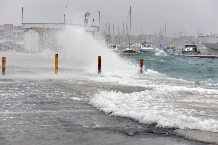 Jako jugo i veliki valovi potopili su vodičku rivu. Nevrijeme stvara goleme probleme u prometu