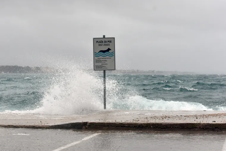 Jako jugo i veliki valovi potopili su vodičku rivu. Nevrijeme stvara goleme probleme u prometu