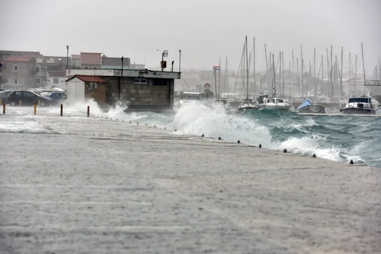 Jako jugo i veliki valovi potopili su vodičku rivu. Nevrijeme stvara goleme probleme u prometu
