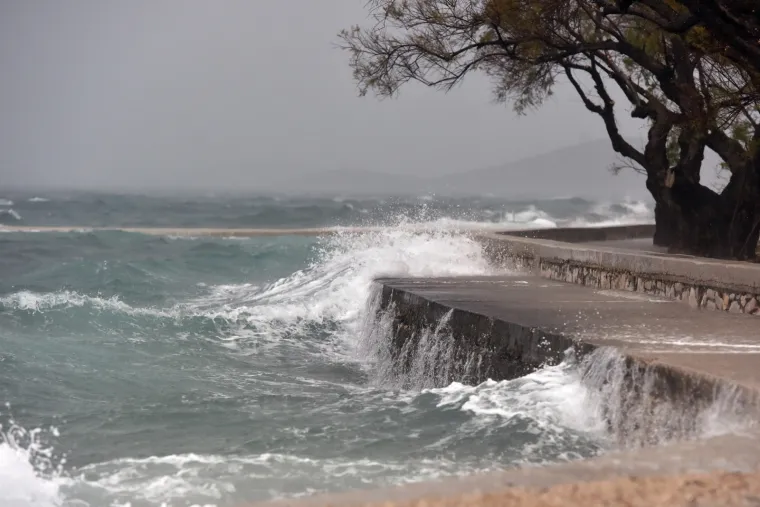 Jako jugo i veliki valovi potopili su vodičku rivu. Nevrijeme stvara goleme probleme u prometu