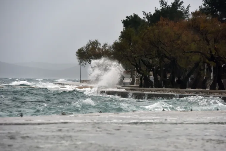 Jako jugo i veliki valovi potopili su vodičku rivu. Nevrijeme stvara goleme probleme u prometu