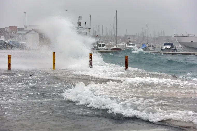 Jako jugo i veliki valovi potopili su vodičku rivu. Nevrijeme stvara goleme probleme u prometu